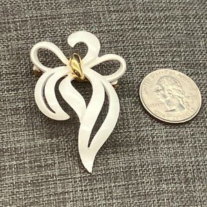 Monet Ribbon Bow Pin Brooch As Is Cream Enamel Gold Retro Vintage Soft Girl